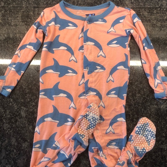 Kickee Pants Other - Kickee pants blush orca footie 12-18 months